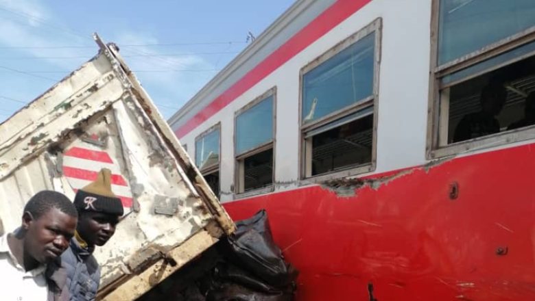 Un camion heurte un train au passage à niveau à Japoma