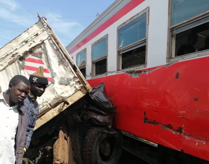 Un camion heurte un train au passage à niveau à Japoma